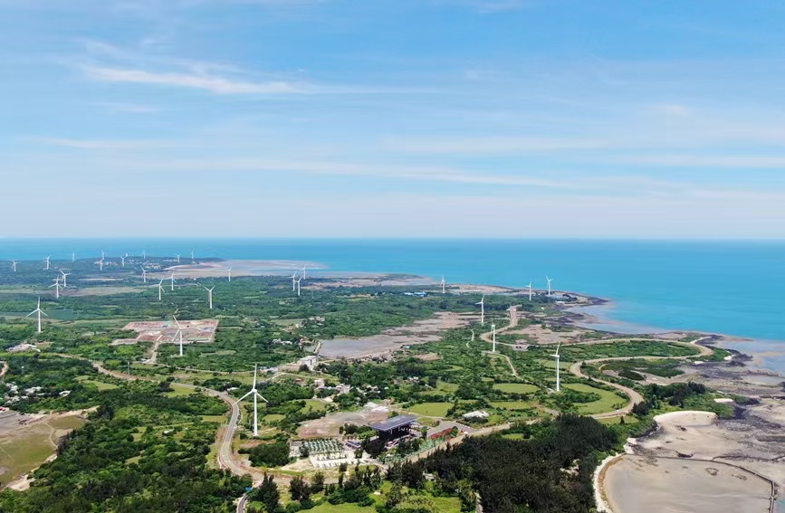 海南環島旅游公路入選第一批旅游公路項目名單。上為俯瞰圖,儋州火山海岸美如畫。人民網記者 符武平攝