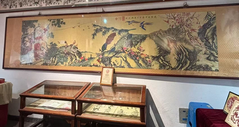 楊秀玲剪紙作品《百鳥朝鳳》。人民網 白宛松攝