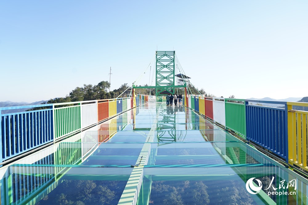 彩色玻璃棧道橫亙山野，讓蘇家山村愈發贏得年輕人青睞。人民網記者 蘭志飛攝