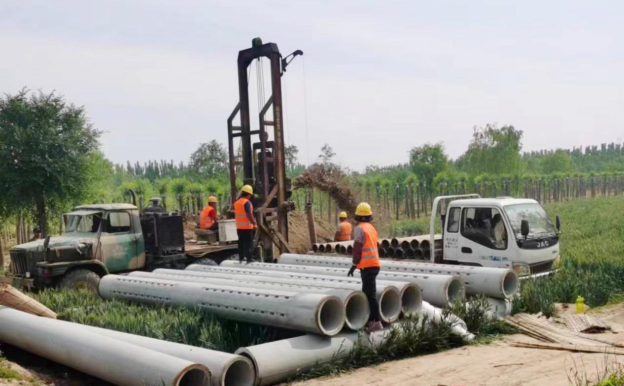 當?shù)亟M織協(xié)調(diào)相關部門新打機井40眼,圖為打井現(xiàn)場。濟南市信訪局供圖