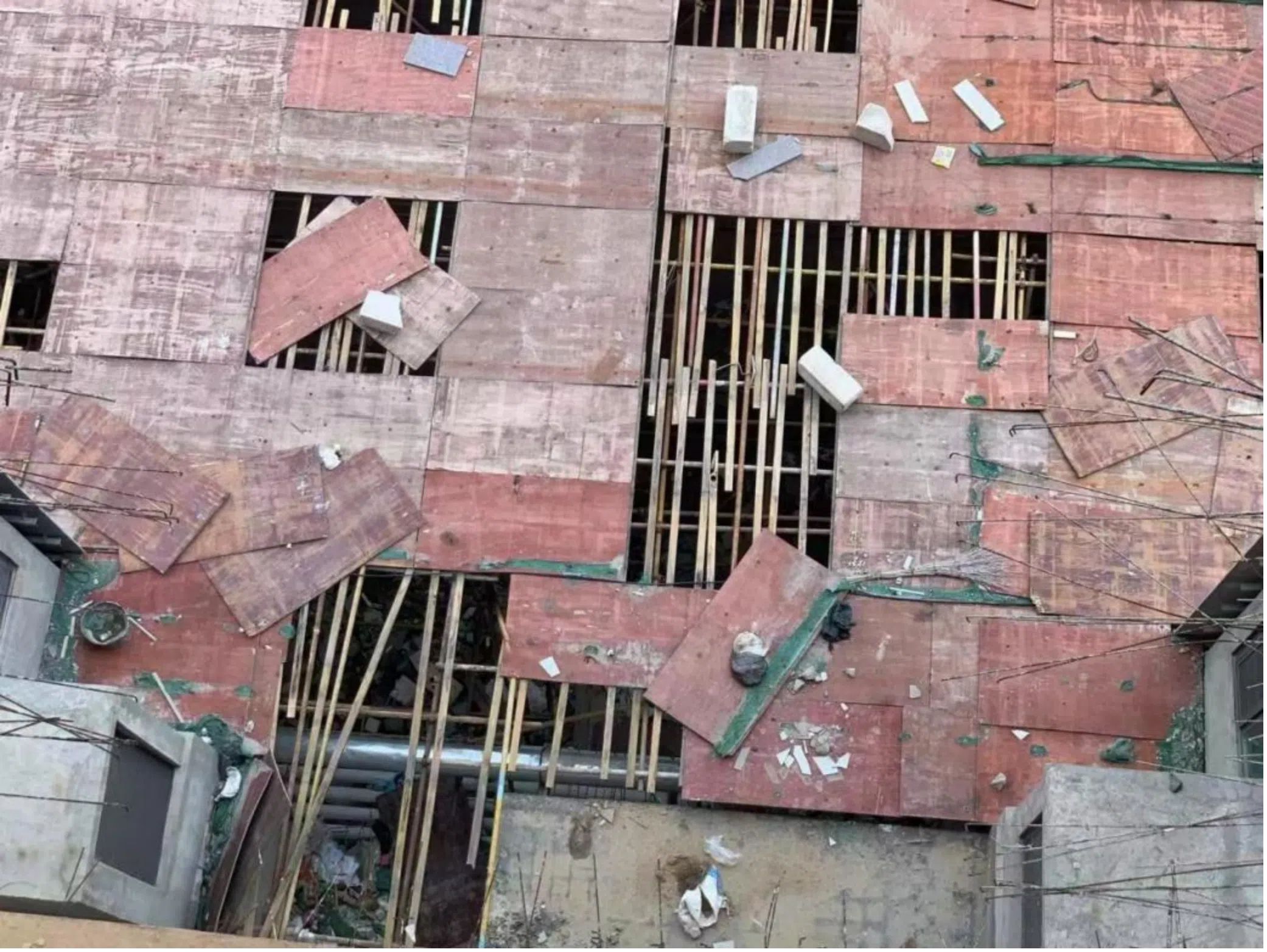 6號樓俯拍單元門口現(xiàn)狀。受訪者供圖