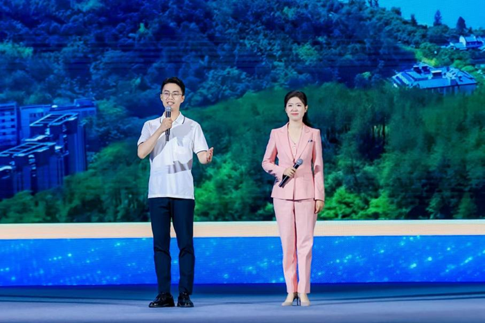 朱開源（左）在2025年中國網絡文明大會主論壇上。