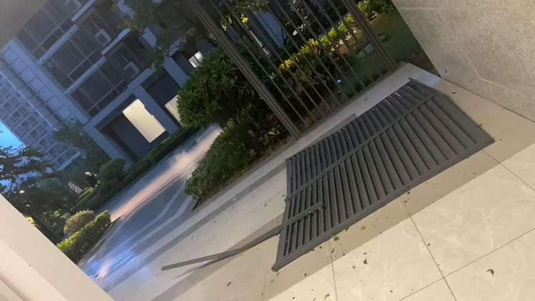 代女士所在小區樓房擋板掉落。受訪者供圖