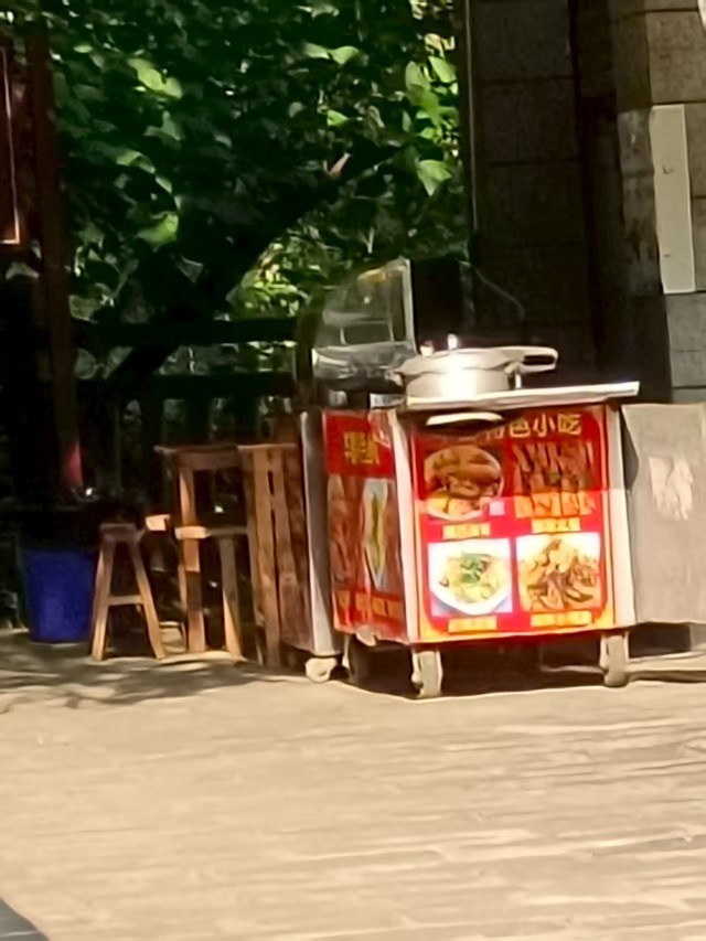 景區(qū)擺放著高壓鍋等廚具。受訪者供圖