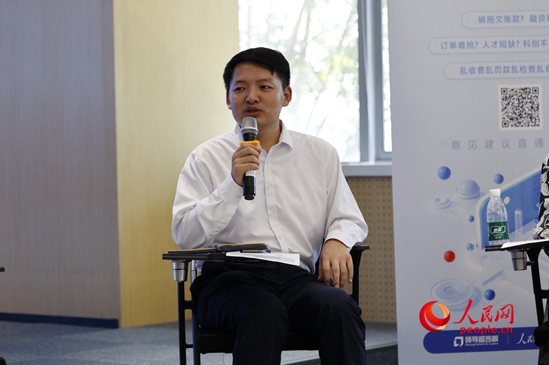 朝陽區(qū)委社會工作部基層社會工作科科長陳炎發(fā)言。人民網(wǎng)鄂智超攝
